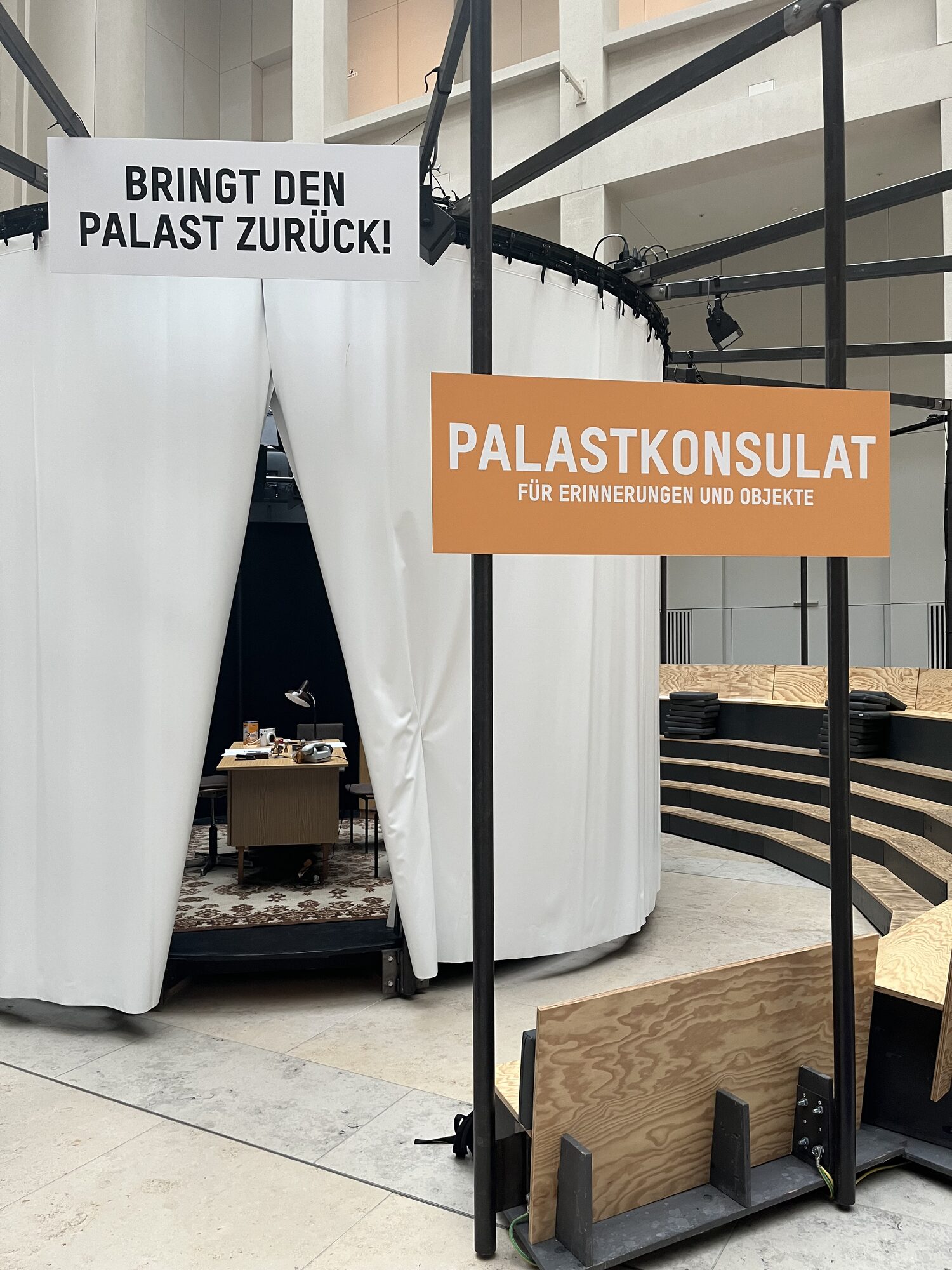 Der Eingang zum Palastkonsulat im Foyer des Humboldt Forums